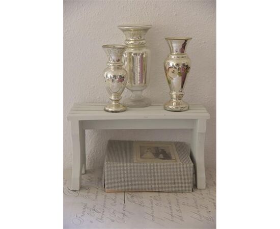 Vintage Paint Kreidefarbe, Antique Cream

50ml Farbdose
perfekt für kleine Objekte oder zum Testen
Trocknungszeit: Staubtrocken in ca. 30 Min, überstreichbar in ca. 1 Stunde
verleiht eine authentische matte und kreidige Oberfläche
die Farbe ist von sehr hoher Qualität, umweltfreundlich und ohne besondere Vorbereitung sofort Einsatzbereit
bietet eine sehr gute Deckkraft
mit Wasser verdünnbar (für verwaschene und lasierende Effekte)
wasserlöslich, enthält 100% natürliche Zutaten, daher auch für Kindermöbel geeignet
kein Abschleifen der Flächen notwendig
beinahe ohne Geruchsemission zu verarbeiten, kann daher gut im Innenbereich verwendet werden
zum besseren Schutz der Oberflächen empfiehlt sich ein passendes Vintage Wax zu verwenden
um die Farbe zu versiegeln wird je nach Bedürfnis Wachs, Primer & Sealer oder Varnish ultra Matt verwendet
im Aussenbereich bitte längere Durchtrocknungszeit beachten, bis zu 5 Tage empfohlen (Achtung - kein Holzschutz)
Inhaltsstoffe: Wasser, Kalk, Bindemittel und Farbpigmente