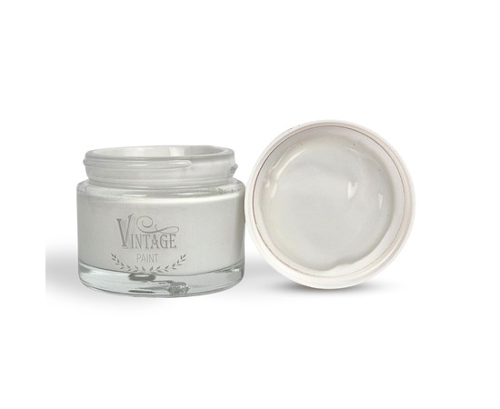 Vintage Paint Kreidefarbe, Antique Cream

50ml Farbdose
perfekt für kleine Objekte oder zum Testen
Trocknungszeit: Staubtrocken in ca. 30 Min, überstreichbar in ca. 1 Stunde
verleiht eine authentische matte und kreidige Oberfläche
die Farbe ist von sehr hoher Qualität, umweltfreundlich und ohne besondere Vorbereitung sofort Einsatzbereit
bietet eine sehr gute Deckkraft
mit Wasser verdünnbar (für verwaschene und lasierende Effekte)
wasserlöslich, enthält 100% natürliche Zutaten, daher auch für Kindermöbel geeignet
kein Abschleifen der Flächen notwendig
beinahe ohne Geruchsemission zu verarbeiten, kann daher gut im Innenbereich verwendet werden
zum besseren Schutz der Oberflächen empfiehlt sich ein passendes Vintage Wax zu verwenden
um die Farbe zu versiegeln wird je nach Bedürfnis Wachs, Primer & Sealer oder Varnish ultra Matt verwendet
im Aussenbereich bitte längere Durchtrocknungszeit beachten, bis zu 5 Tage empfohlen (Achtung - kein Holzschutz)
Inhaltsstoffe: Wasser, Kalk, Bindemittel und Farbpigmente