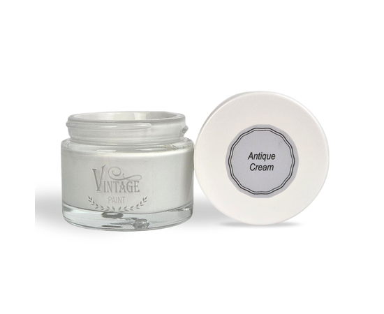 Vintage Paint Kreidefarbe, Antique Cream

50ml Farbdose
perfekt für kleine Objekte oder zum Testen
Trocknungszeit: Staubtrocken in ca. 30 Min, überstreichbar in ca. 1 Stunde
verleiht eine authentische matte und kreidige Oberfläche
die Farbe ist von sehr hoher Qualität, umweltfreundlich und ohne besondere Vorbereitung sofort Einsatzbereit
bietet eine sehr gute Deckkraft
mit Wasser verdünnbar (für verwaschene und lasierende Effekte)
wasserlöslich, enthält 100% natürliche Zutaten, daher auch für Kindermöbel geeignet
kein Abschleifen der Flächen notwendig
beinahe ohne Geruchsemission zu verarbeiten, kann daher gut im Innenbereich verwendet werden
zum besseren Schutz der Oberflächen empfiehlt sich ein passendes Vintage Wax zu verwenden
um die Farbe zu versiegeln wird je nach Bedürfnis Wachs, Primer & Sealer oder Varnish ultra Matt verwendet
im Aussenbereich bitte längere Durchtrocknungszeit beachten, bis zu 5 Tage empfohlen (Achtung - kein Holzschutz)
Inhaltsstoffe: Wasser, Kalk, Bindemittel und Farbpigmente