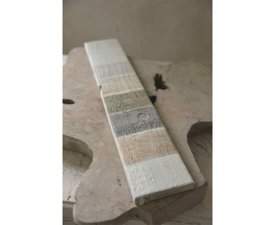 Vintage Paint Kreidefarbe, Antique Cream

50ml Farbdose
perfekt für kleine Objekte oder zum Testen
Trocknungszeit: Staubtrocken in ca. 30 Min, überstreichbar in ca. 1 Stunde
verleiht eine authentische matte und kreidige Oberfläche
die Farbe ist von sehr hoher Qualität, umweltfreundlich und ohne besondere Vorbereitung sofort Einsatzbereit
bietet eine sehr gute Deckkraft
mit Wasser verdünnbar (für verwaschene und lasierende Effekte)
wasserlöslich, enthält 100% natürliche Zutaten, daher auch für Kindermöbel geeignet
kein Abschleifen der Flächen notwendig
beinahe ohne Geruchsemission zu verarbeiten, kann daher gut im Innenbereich verwendet werden
zum besseren Schutz der Oberflächen empfiehlt sich ein passendes Vintage Wax zu verwenden
um die Farbe zu versiegeln wird je nach Bedürfnis Wachs, Primer & Sealer oder Varnish ultra Matt verwendet
im Aussenbereich bitte längere Durchtrocknungszeit beachten, bis zu 5 Tage empfohlen (Achtung - kein Holzschutz)
Inhaltsstoffe: Wasser, Kalk, Bindemittel und Farbpigmente