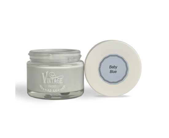 Vintage Paint Kreidefarbe Baby Blue

Vintage Paint "Baby Blue" ist eine natürliche, umweltfreundliche Farbe auf Wasserbasis die speziell entwickelt wurde um Deinem Kunstwerk die authentisch matte und kreidige Oberfläche zu verleihen, für die zb. alte oder antike Möbel bekannt sind. Die Farbe haftet ohne besondere Vorbereitung auf fast jeder Oberfläche (Ton, Metall, Glas, Keramik, Holz, Kunststoff, Stoff, Textilien etc.) und bietet eine gute Deckkraft. Sie passt perfekt und harmoniert mit dem Französisch Nordic Landhausstil.