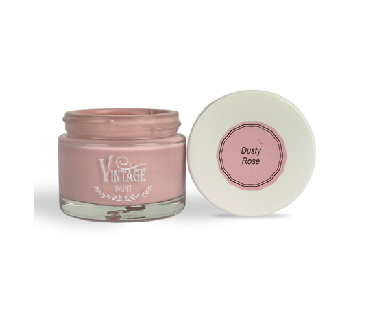 Vintage Paint Kreidefarbe - Dusty Rose
 
Vintage Paint "Dusty Rose" ist eine natürliche, umweltfreundliche Farbe auf Wasserbasis die speziell entwickelt wurde um Deinem Kunstwerk die authentisch matte und kreidige Oberfläche zu verleihen, für die zb. alte oder antike Möbel bekannt sind. Die Farbe haftet ohne besondere Vorbereitung auf fast jeder Oberfläche (Ton, Metall, Glas, Keramik, Holz, Kunststoff, Stoff, Textilien etc.) und bietet eine gute Deckkraft. Sie passt perfekt und harmoniert mit dem Französisch Nordic Landhausstil.

Du kannst sie auf Möbeln, Gebrauchsgegenständen, Wänden, Böden, Fliesen etc. verwenden, um Deinen Lieblingsstil oder auch verschiedene dekorative Effekte zu kreieren. Die Kreidefarbe ist beinahe geruchlos und trocknet sehr schnell. Das spezielle Bindemittel macht den Lack flexibel, sehr lange haltbar und eignet sich daher auch gut für Fussböden und Treppen. Das Schleifen ist normalerweise nicht erforderlich, solange die Oberfläche sauber ist und sich die älteren Farbschichten nicht ablösen. Sie können deckend oder auch mit wasser verdünnt verarbeitet werden, so kannst Du lasierende, schimmernde Vintage Effekte erzielen.

Natural Vintage Paint lässt sich äusserst komfortabel verarbeiten und kann drinnen und auch draussen verwendet werden. Vintage Paint Kreidefarben sind nach dem durchtrocknen Wasserbeständig. Wir empfehlen zum Schutz und zur besseren Reinigung dennoch die Flächen durch Antique Wax, den Primer & Sealer oder bei besonders beanspruchten Flächen wie Fussböden den Ultra Matt Vanish als Versiegelung zu verwenden.