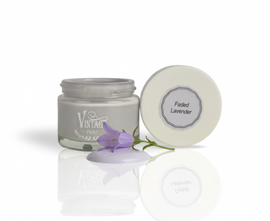⭐ Farbcharakter & Inspiration
Faded Lavender ist ein sanft verwaschener Lavendelton mit grauem Unterton – ruhig, romantisch und elegant. Er erinnert an warme Sommertage in der Provence, an duftende Lavendelfelder und mediterrane Leichtigkeit.

Lavendel ist nicht nur eine Farbe – es ist ein Gefühl von Ruhe, Gelassenheit und Nostalgie. Ideal, um in deinem Zuhause kleine Inseln der Entspannung zu schaffen.

ℹ️Tipp:
Kombiniere Faded Lavender mit dem kräftigeren French Lavender, um den natürlichen Farbverlauf der Lavendelblüte nachzuempfinden.